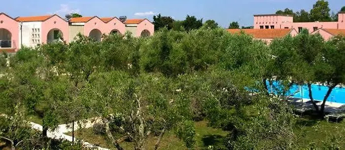 Borgo Primizia منتجع أليميني